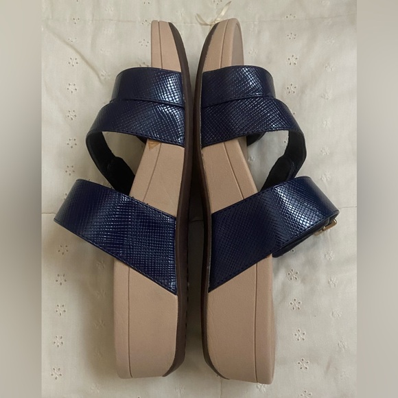Vionic Rio Lizard navy blue slip on sandal. - Picture 3 of 12